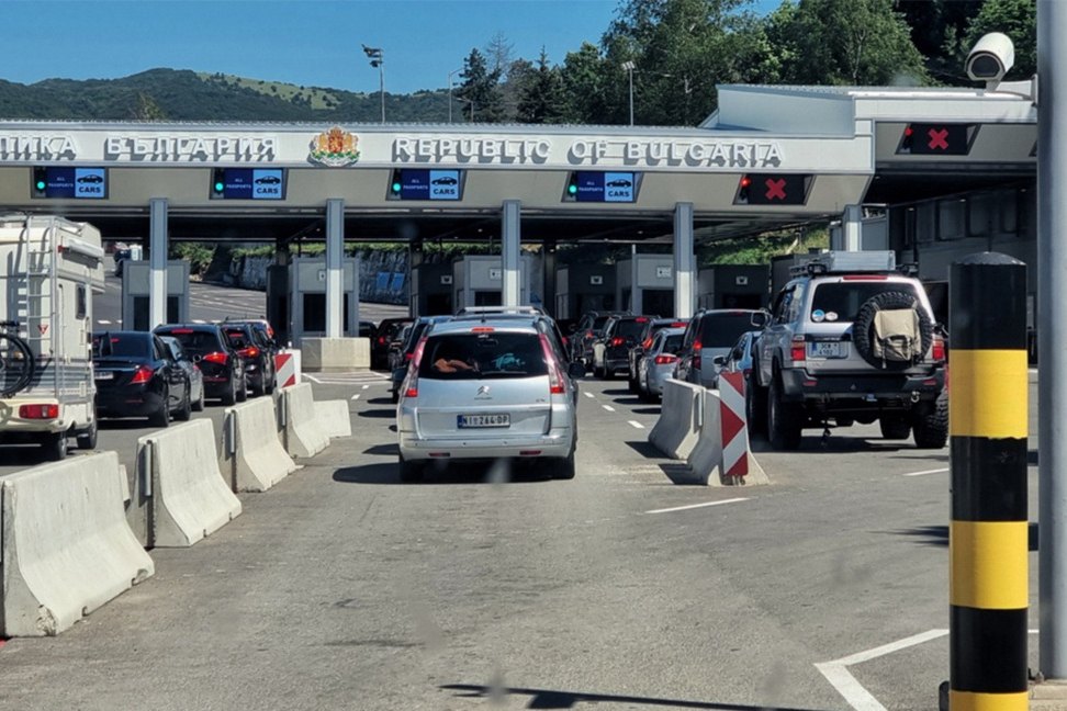 Bulgaristan ve Sırbistan’dan yeni sınır kapısı adımı 5 Bulgaristan ile Sırbistan, sınır geçişlerini rahatlatacak yeni kapı için anlaşmaya vardı.