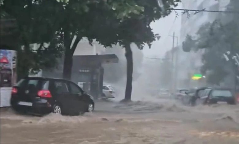 Bulgaristan’da kavurucu sıcakların ardından bu kez sağanak ve fırtına hayatı olumsuz etkiledi