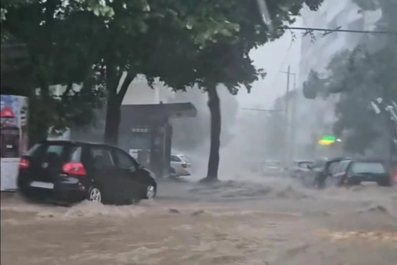 Bulgaristan’da kavurucu sıcakların ardından bu kez sağanak ve fırtına hayatı olumsuz etkiledi