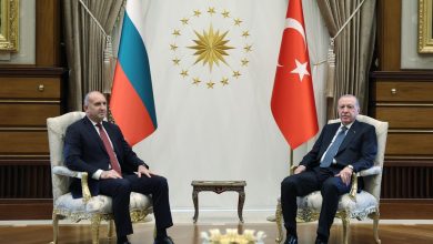 Erdoğan, NATO Zirvesi için Ankara’da bulunan Bulgaristan Başbakanı Rumen Radev’i Cumhurbaşkanlığı Külliyesi’nde ağırladı. Görüşmede ticaret, enerji, savunma sanayi, ulaştırma ve göçle mücadele başlıkları ele alındı.