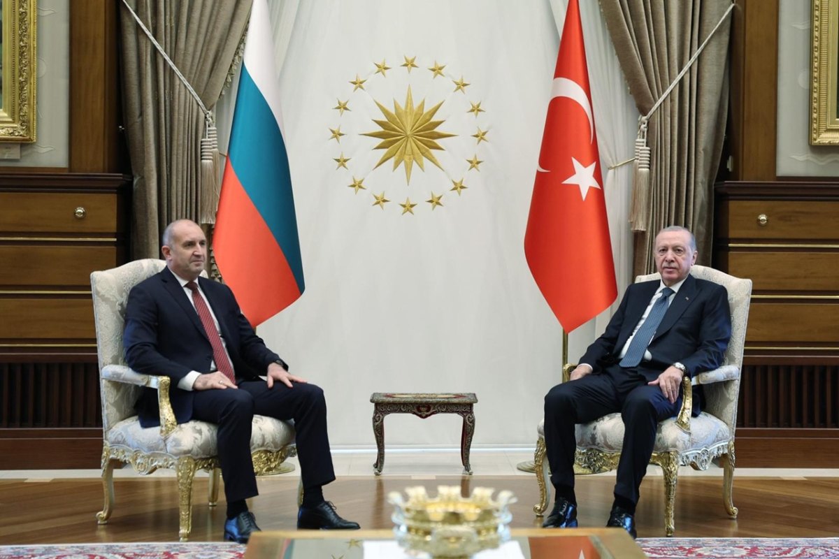 Erdoğan, NATO Zirvesi için Ankara’da bulunan Bulgaristan Başbakanı Rumen Radev’i Cumhurbaşkanlığı Külliyesi’nde ağırladı. Görüşmede ticaret, enerji, savunma sanayi, ulaştırma ve göçle mücadele başlıkları ele alındı.