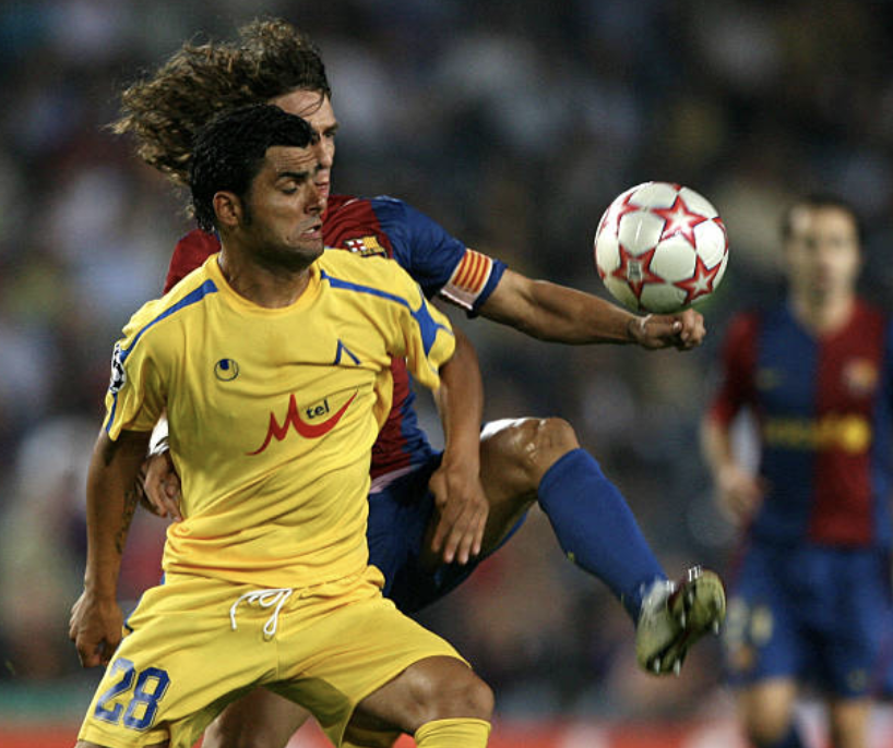 Emil Angelov: Futbolcular Robotlara Dönüştü! Levski, Stoilov ve Türkiye Anıları 3 Barcelona'dan Carles Puyol (arkada), 12 Eylül 2006'da Barcelona'daki Camp Nou stadyumunda oynanan Şampiyonlar Ligi grup aşaması futbol maçında Levski Sofia'dan Emil Angelov ile mücadele ediyor.