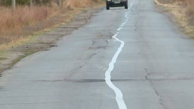 Bulgaristan’da yol çizgisi şaşkına çevirdi! 3 Bulgaristan’ın Elin Pelin kentinde bir yoldaki eğri ve şeritleri eşit ayırmayan yol çizgileri dikkat çekti.