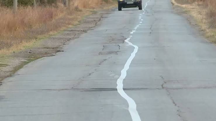 Bulgaristan’ın Elin Pelin kentinde bir yoldaki eğri ve şeritleri eşit ayırmayan yol çizgileri dikkat çekti.