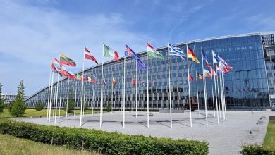 NATO’dan Batı Balkanlar için kritik mesajı 8 NATO, Batı Balkanlar’ın İttifak açısından stratejik önemini koruduğunu vurgulayarak Kosova ve bölgesel istikrara yönelik taahhüdünü yineledi. KFOR’un kapasitesinde planlanan azaltmanın güvenlik koşullarına göre kademeli uygulanacağı, gerektiğinde sürecin tersine çevrilebileceği bildirildi.