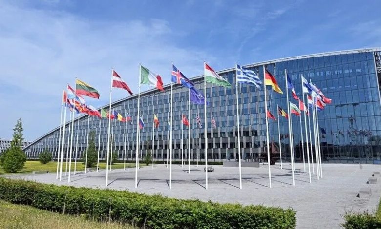 NATO, Batı Balkanlar’ın İttifak açısından stratejik önemini koruduğunu vurgulayarak Kosova ve bölgesel istikrara yönelik taahhüdünü yineledi. KFOR’un kapasitesinde planlanan azaltmanın güvenlik koşullarına göre kademeli uygulanacağı, gerektiğinde sürecin tersine çevrilebileceği bildirildi.