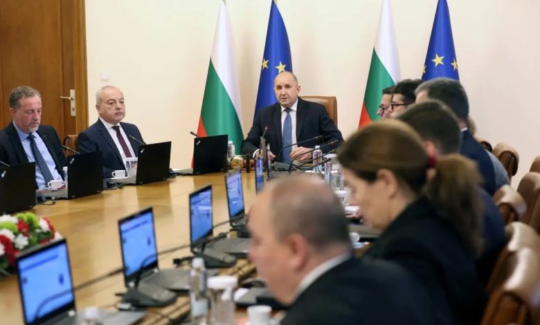 Bulgaristan Başbakanı Rumen Radev, uluslararası piyasalarda doğal gaz fiyatlarında yaşanan sert artışa rağmen hanelerde kullanılan elektrik ile merkezi ısıtma fiyatlarının gelecek sezon boyunca değiştirilmeyeceğini açıkladı.