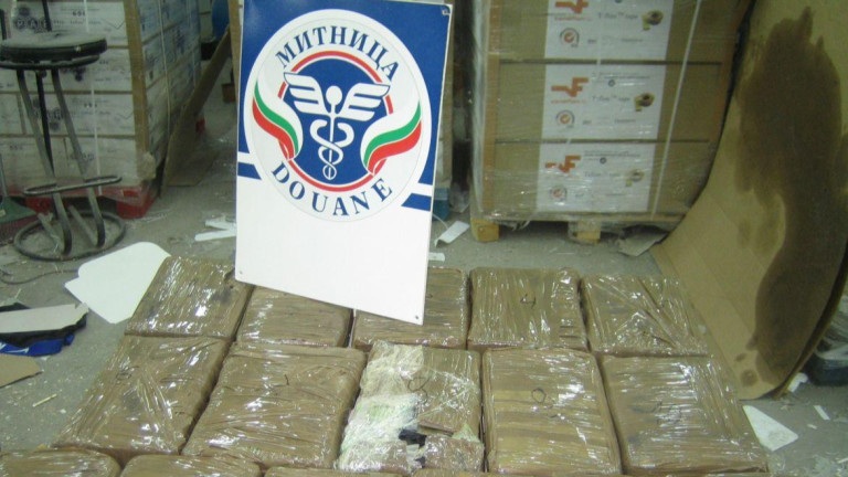 İspanya’dan gelen Bulgaristan plakalı TIR’da yapılan aramada 329 kilo esrar ile 19 kilo kokain ele geçirildi. Operasyonun Vidin bölgesindeki en büyük esrar yakalaması olduğu bildirildi.