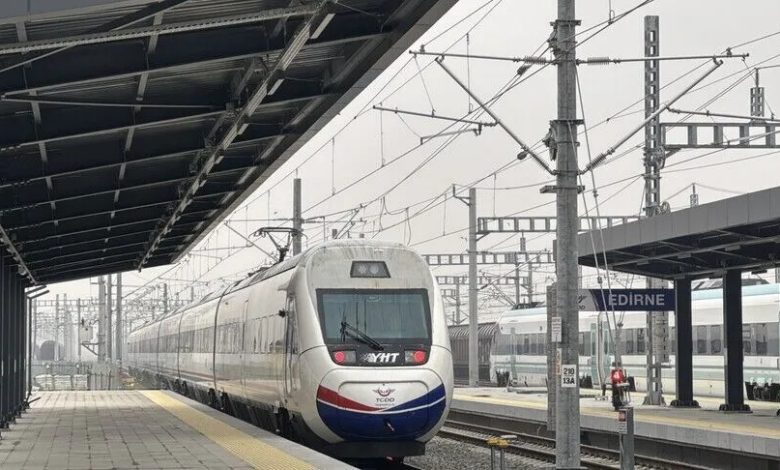 Çerkezköy-Kapıkule Hızlı Demiryolu Hattı’nın hizmete girmesiyle Çerkezköy-Edirne arasında yolcu seferleri başladı.