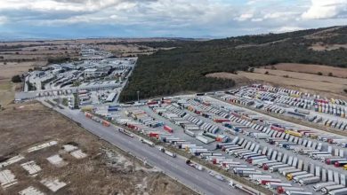 Türkiye’den Avrupa ülkelerine ihraç yükü taşıyan TIR’lar, Edirne’den Bulgaristan’a açılan Hamzabeyli Sınır Kapısı’nda uzun kuyruk oluşturdu