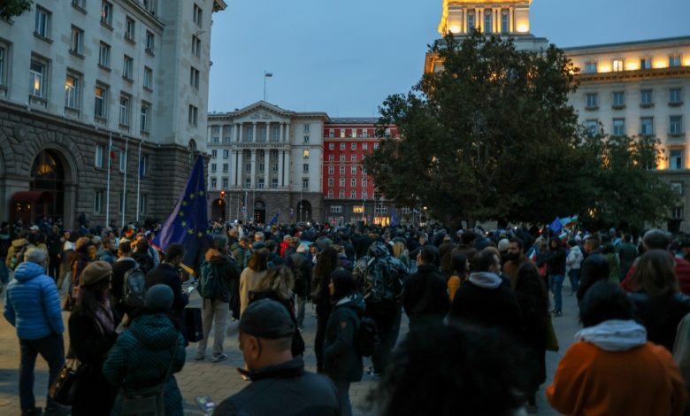 Bulgaristan’ın başkenti Sofya’da Cumhurbaşkanı İliyana Yotova ve Başbakan Rumen Radev’in güvenlik ve dış politika yaklaşımına karşı geniş katılımlı protesto düzenlendi.